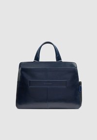 Maletín de cuero azul marino con dos asas superiores, textura suave, logo central en relieve y un bolsillo lateral con cremallera para almacenamiento adicional.