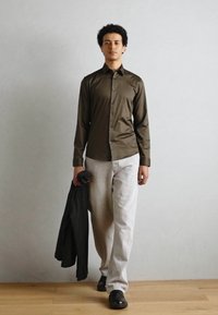 Lindbergh PLAIN - Košeľa - dark brown