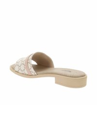 Chanclas con un upper blanco texturizado que presenta un patrón lineal, acentos en rosa y un tacón bajo en beige para mayor estabilidad.