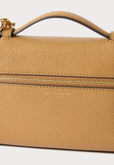 Τσάντα από δέρμα με υφή σε καφέ απόχρωση, με κορυφαία λαβή και χρυσό φερμουάρ, διακοσμημένη με ανάγλυφο λογότυπο Tory Burch New York μπροστά.