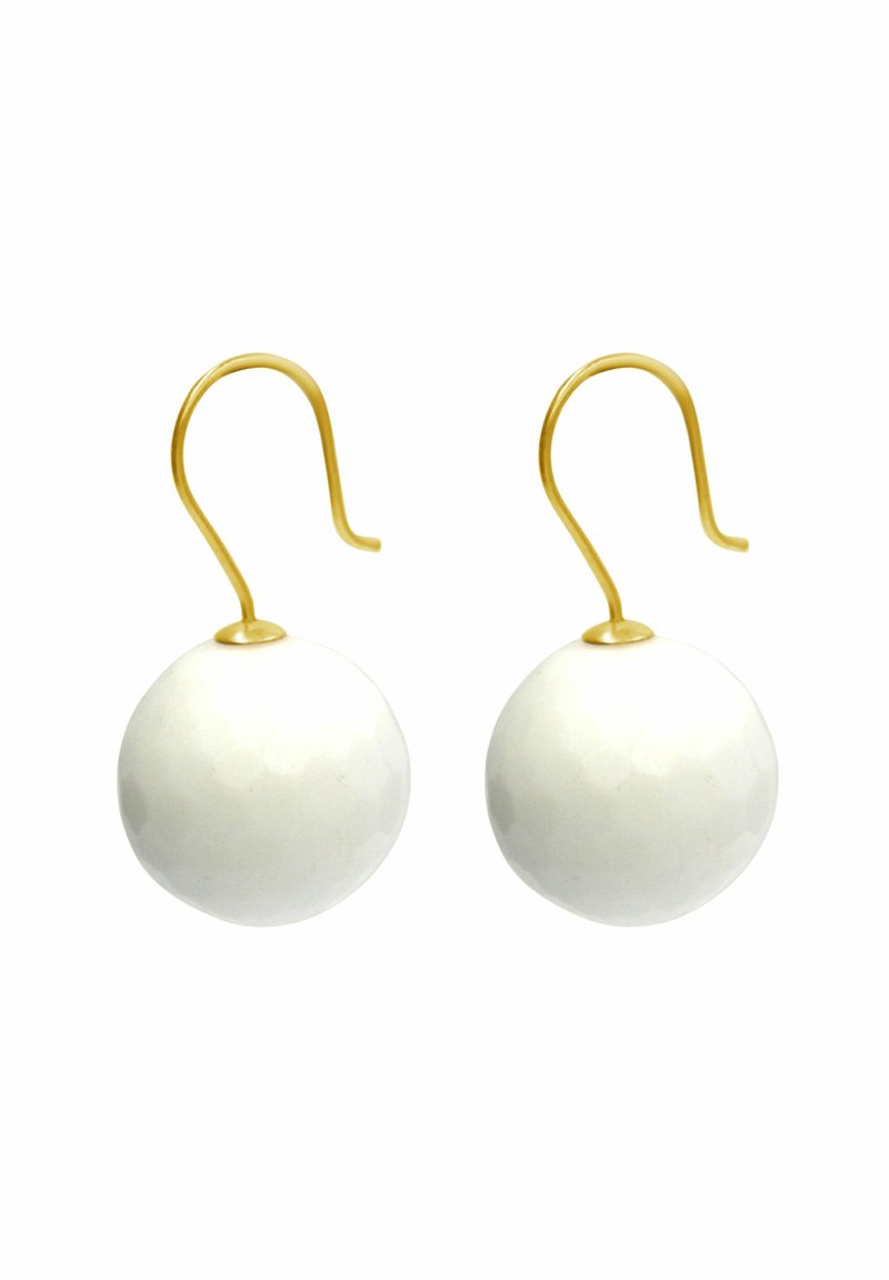 Orecchini a gancio in oro con perle bianche rotonde, testurizzate e con una finitura lucida. Le perle sono lisce e presentano un design sfaccettato per un tocco di dettaglio in più.