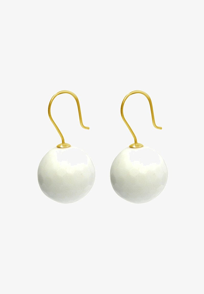 Orecchini a gancio in oro con perle bianche rotonde, testurizzate e con una finitura lucida. Le perle sono lisce e presentano un design sfaccettato per un tocco di dettaglio in più.