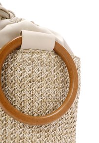 Borsa in paglia intrecciata con manico rotondo in legno, dotata di una fodera in tessuto beige nella parte superiore. Finitura texturizzata, forma cilindrica.