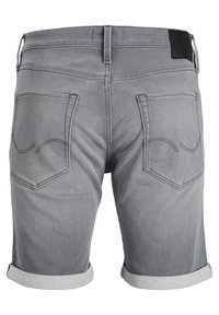 Shorts de mezclilla gris con dobladillo enrollado, dos bolsillos traseros con costuras curvas y una etiqueta de cuero negro en la cintura.
