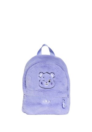 Kleiner violetter Plüsch-Rucksack mit einem zwinkernden Bärengesicht-Stick und einem bärförmigen Reißverschlussanhänger an der Vordertasche.