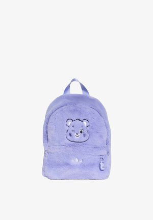 Piccolo zaino di peluche viola con ricamo di una faccia di orso che fa l'occhiolino e cursore della cerniera a forma di orso sulla tasca frontale.