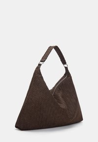 Braune gewebte Handtasche mit dreieckiger Form, flachem Boden und verstellbarem Tragegurt, mit einem Reißverschluss an einer Seite.