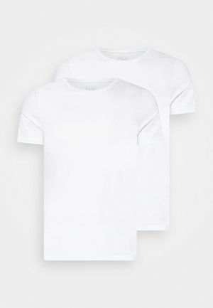 Zwei schlichte weiße Kurzarm-T-Shirts mit Rundhalsausschnitt, übereinander auf einem hellen Hintergrund gelegt, mit Vorderansicht und dezentem Markenlogo innen am Kragen.