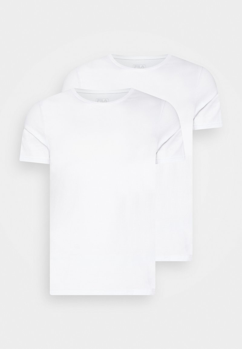 Deux t-shirts à col rond à manches courtes, blancs et unis, superposés sur un fond clair, montrant la vue de face avec un logo de marque subtil à l'intérieur du col.