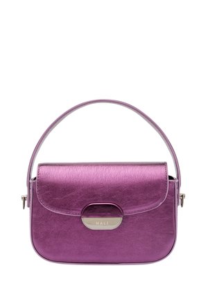 Borsa a tracolla metallica viola con forma strutturata, manico superiore e chiusura a pattina con un clasp metallico. Texture liscia.