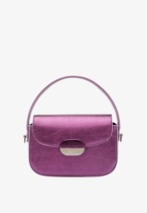 Borsa a tracolla metallica viola con forma strutturata, manico superiore e chiusura a pattina con un clasp metallico. Texture liscia.