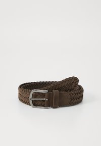 Ceinture en cuir suédé brun tressé avec une boucle en métal argenté. Présente une texture douce et une finition lisse, mettant en avant un design tissé.