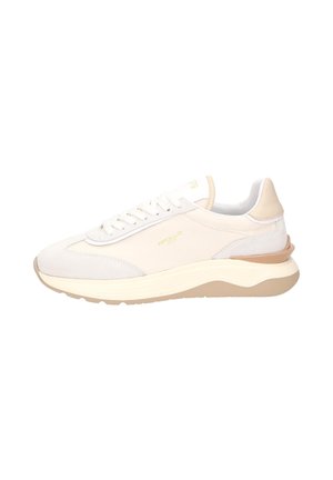 Weiße und beige Sneaker mit Wildleder- und Lederstrukturen, ausgestattet mit einer gepolsterten Sohle, rundem Zehenbereich und dezentem Branding an der Seite.