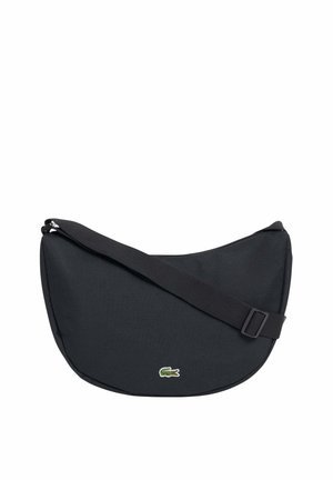 Schwarze, halbmondförmige Schultertasche mit verstellbarem Riemen und kleinem grünem Krokodil-Logo vorne in der Mitte.