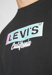 Levi's® GRAPHIC CREW - Camisola - gradient crew caviar