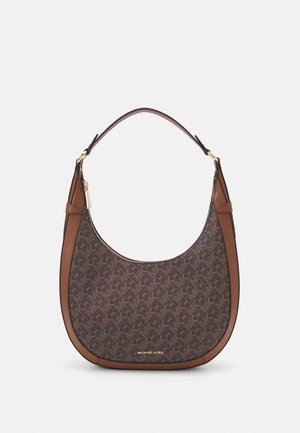 Sac à bandoulière marron Michael Kors avec une forme courbée, un motif monogramme, des accents en cuir contrastants et une fermeture éclair dorée.