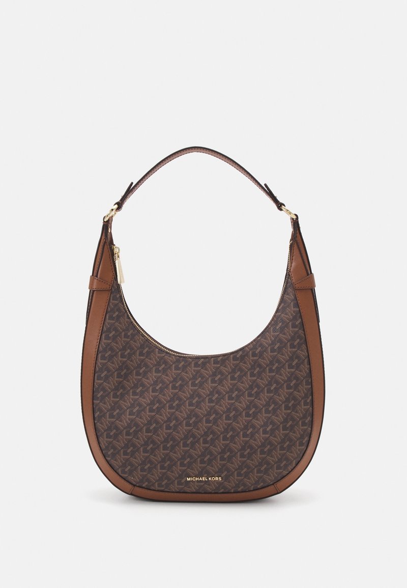 Sac à bandoulière marron Michael Kors avec une forme courbée, un motif monogramme, des accents en cuir contrastants et une fermeture éclair dorée.