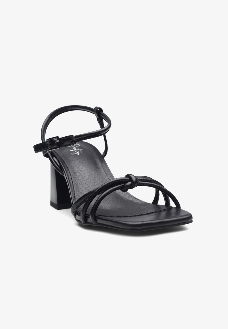 Schwarze Sandale mit Absatz, quadratischer Zehenform und Blockabsatz. Verfügt über dünne Riemen mit einem geknoteten Detail und einem verstellbaren Knöchelriemen.
