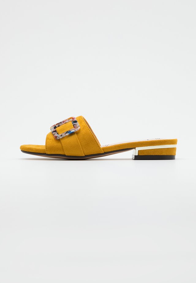 Sandalias planas - curry