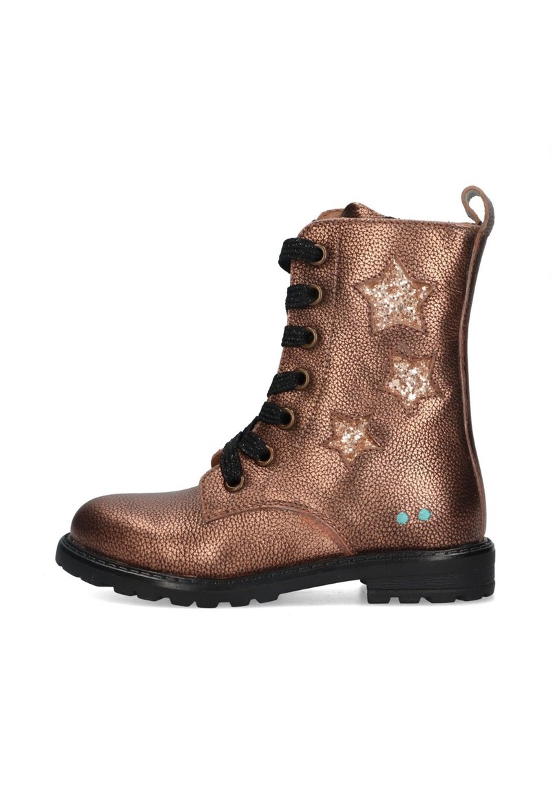 Bottine en bronze avec une surface texturée, des lacets noirs et trois accents en forme d'étoile scintillante. Comprend un détail en point bleu sur le côté.