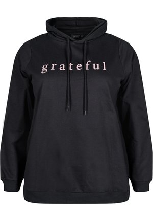 Musta pitkähihainen huppari, jossa on kiristysnauhat ja vaaleanpunaisella painettu sana "grateful" rinnan alueella.