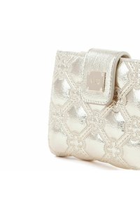 Pochette argent métallique avec un motif floral embossé, en forme rectangulaire, et une fermeture à rabat à l'avant avec un détail logo embossé.