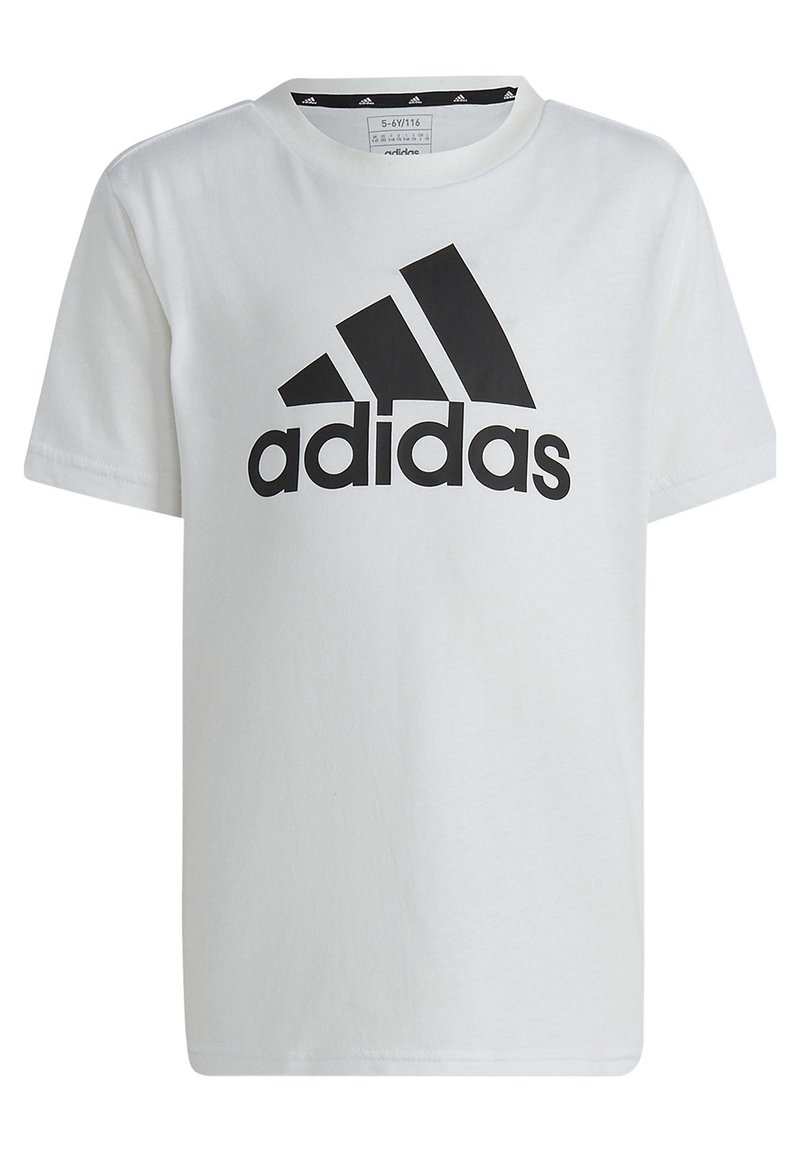 Camiseta blanca de algodón con un gran logo negro de Adidas en el frente. Cuello redondo clásico y mangas cortas. Textura suave.
