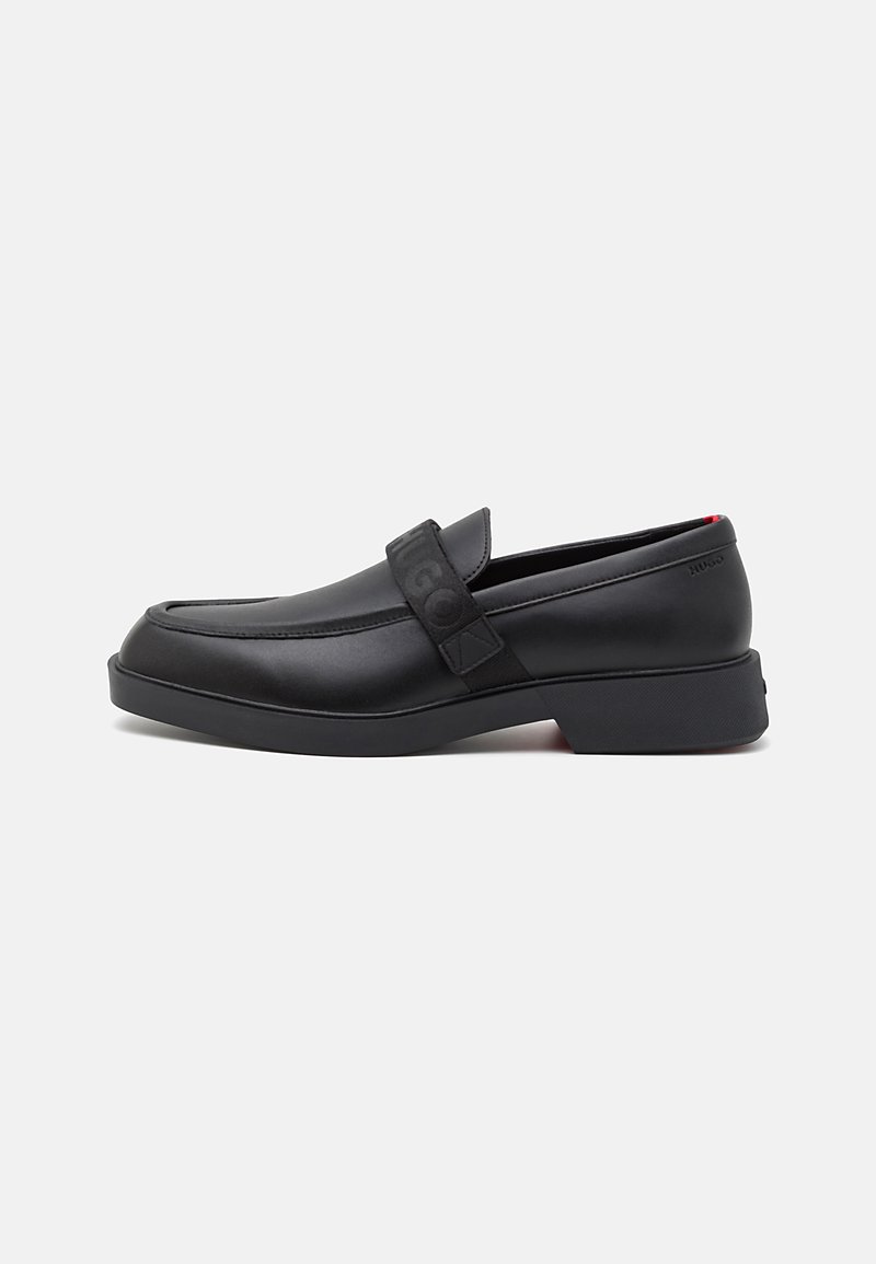 Schwarze Slipper aus glattem Leder, mit einer dicken Sohle, einem Banddetail über dem Obermaterial und einem dezenten Logoakzent.