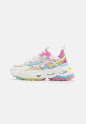 Zapatillas coloridas con parte superior de malla en acentos rosa, azul y amarillo, suela blanca gruesa y entresuela en degradado.