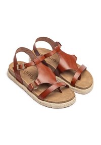 Bruine leren sandalen met een T-strop ontwerp, voorzien van twee verstelbare gespen en een gestructureerde beige platformzool. De voetbed is glad.