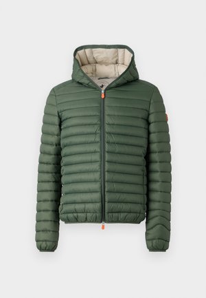 Grüne gesteppte Pufferjacke mit Kapuze, Frontreißverschluss mit orangen Zugbändern und elastischen Bündchen, auf einem schlichten weißen Hintergrund präsentiert.