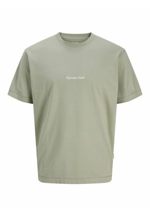 T-shirt verde chiaro a maniche corte realizzato in morbido cotone, con colletto a girocollo e un sottile logo testuale "Original Studio" sul petto.
