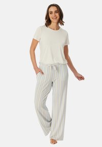 Leichtes Baumwoll-Pyjama-Set mit einem weißen Kurzarmoberteil und gestreiften, weit geschnittenen Hose in Pastellfarben mit einem Bindeband in der Taille.