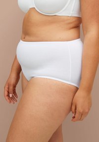 Witte katoenen hoge taille slipjes met een gladde structuur en een elastische tailleband, voorzien van schone naden en een ontwerp met volledige achterdekking.