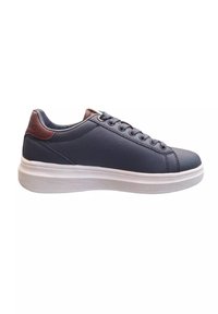Sneaker blu navy con tomaia sintetica liscia, suola in gomma bianca e dettaglio al tallone in pelle marrone con occhielli e lacci in metallo.