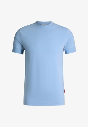 Hellblaues T-Shirt mit kurzen Ärmeln und Rundhalsausschnitt, mit geripptem Kragen und Bündchen, minimalistischem Design und kleinem roten Etikett an der Seitennaht.