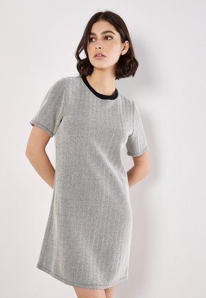 Graues und schwarzes kurzärmliges Strickkleid mit Fischgrätenmuster und Rundhalsausschnitt, ausgestattet mit einem schwarzen gerippten Kragen und einer lockeren Passform.