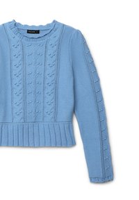 Hellblauer Strickpullover mit geripptem Saum, strukturierten Zopfmustern und dekorativen Knötchen-Details entlang der Ärmel.