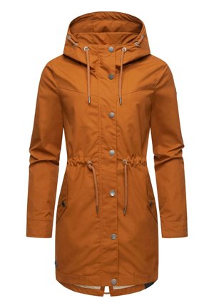 Een lange, oranje parka-jack met een capuchon, trekkoord in de taille, drukknoopsluiting en twee zijzakken met zilveren hardwareaccenten.