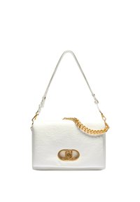 Borsa a mano bianca in pelle con superficie testurizzata, tracolla in catena dorata e chiusura in metallo dorato. Forma rettangolare con angoli arrotondati.