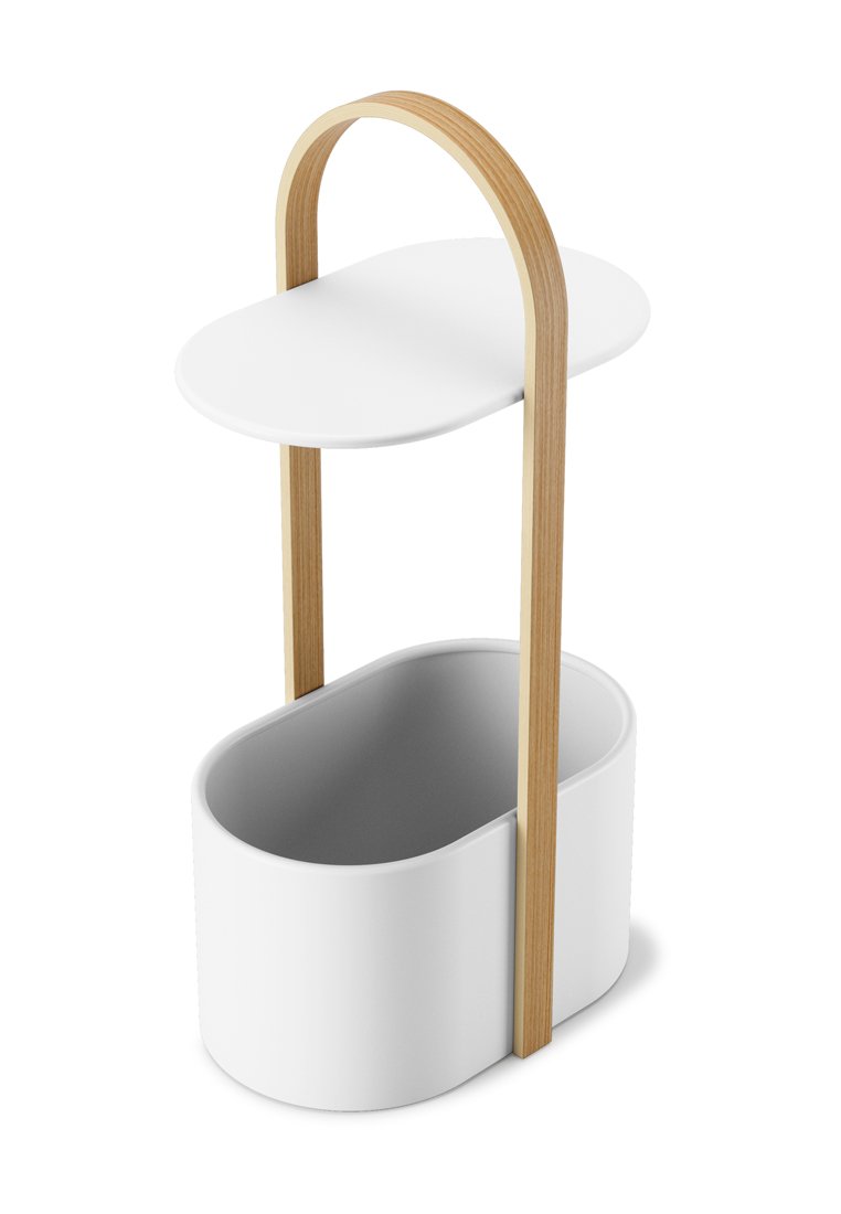 Vaso ovale bianco con superficie liscia, rivestimento interno grigio e manico in legno. Caratterizzato da un design piatto superiore per ulteriore spazio di archiviazione.