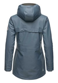 Vattentät blå parka med huva, med en ryggsömnadsdesign, slät textur och en logotyp patch på vänster ärm.