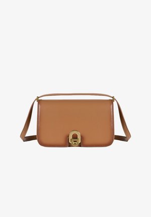 Brązowa skórzana torba crossbody o gładkiej fakturze, z zapięciem na zamek w złotym odcieniu i długim, regulowanym paskiem. Minimalistyczny design i prostokątny kształt.
