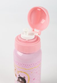 Rosa Kunststoff-Wasserflasche mit abgerundeter Form, einem weißen Push-Pull-Ausguss und einem rosa Klappdeckel. Sieht verspielte Tiergrafiken und Herzmuster vor.