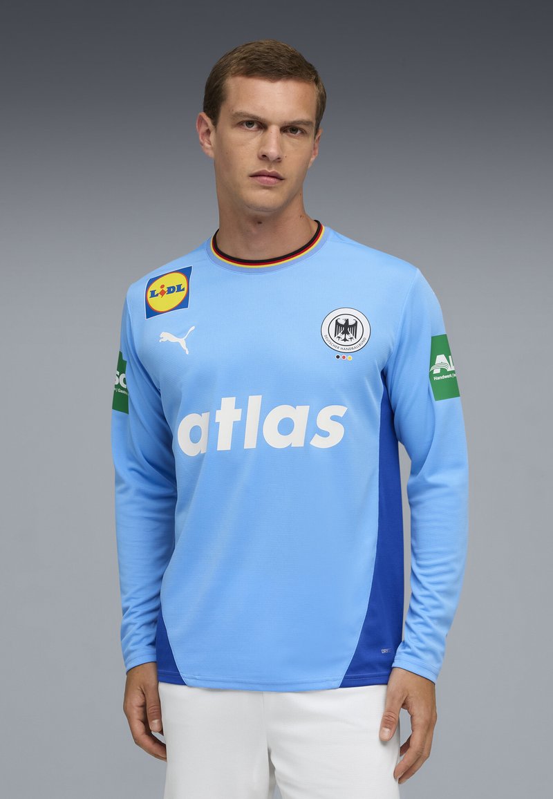 Helleblaue Langarm-Jersey mit blauen Seitenpanels, weißem "Atlas"-Logo, Puma-Emblem und mehreren Sponsor-Logos; verfügt über einen runden Halsausschnitt.