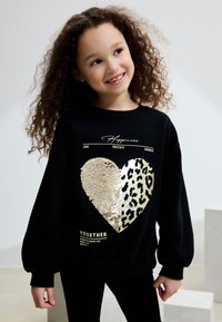 Felpa nera con un grande cuore dorato e animalier in paillettes. Sopra testo con la scritta "Happiness" e sotto "Together". Design morbido e casual.