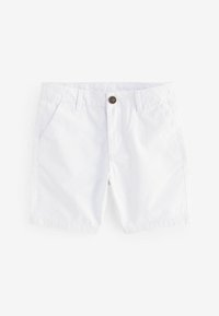 Shorts en coton blanc avec passants de ceinture, poches avant et fermeture à bouton marron. Texture lisse et coupe droite avec un design décontracté.