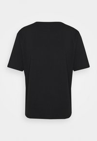 Musta, lyhythihainen t-paita, tehty pehmeästä kankaasta. Siinä on pyöreä kaula-aukko ja rento istuvuus, tasainen ja sileä pinta. Ei näkyviä logoja.