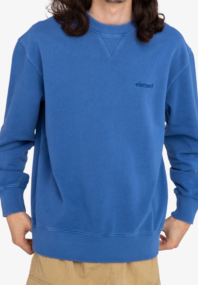 Sweat-shirt bleu en tissu mélange de coton, avec un col rond, des poignets et un ourlet côtelés, arborant un petit logo embossé sur la poitrine.