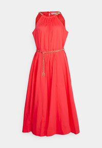 Robe midi sans manches rouge avec un décolleté froncé, une ceinture en chaîne dorée et des détails de chaîne dorée sur les épaules.
